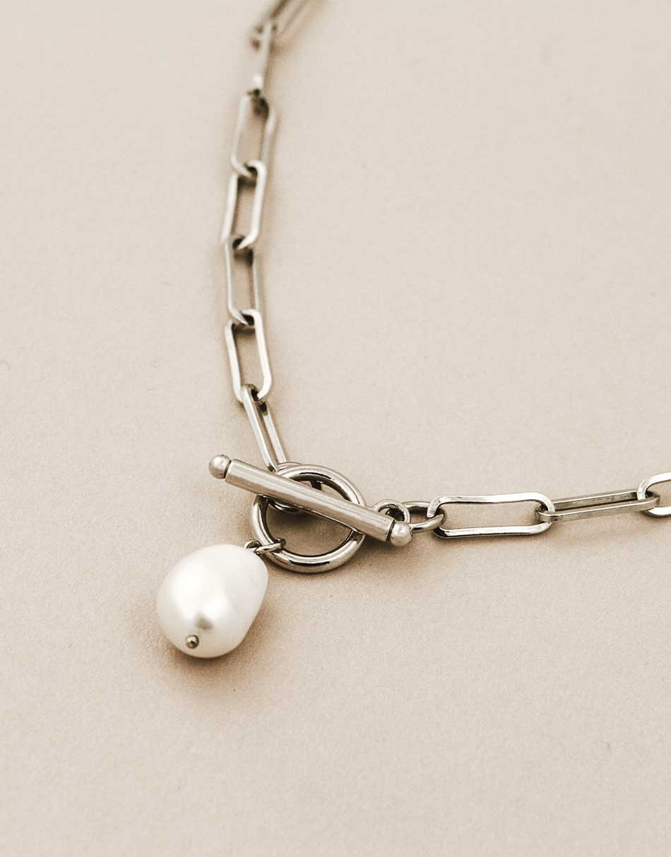Gifts for Him: Baroque pearl bracelets, men's chains.