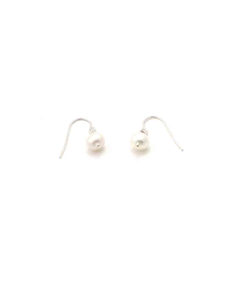 single drop pearl earrings | thevintagepearl.com